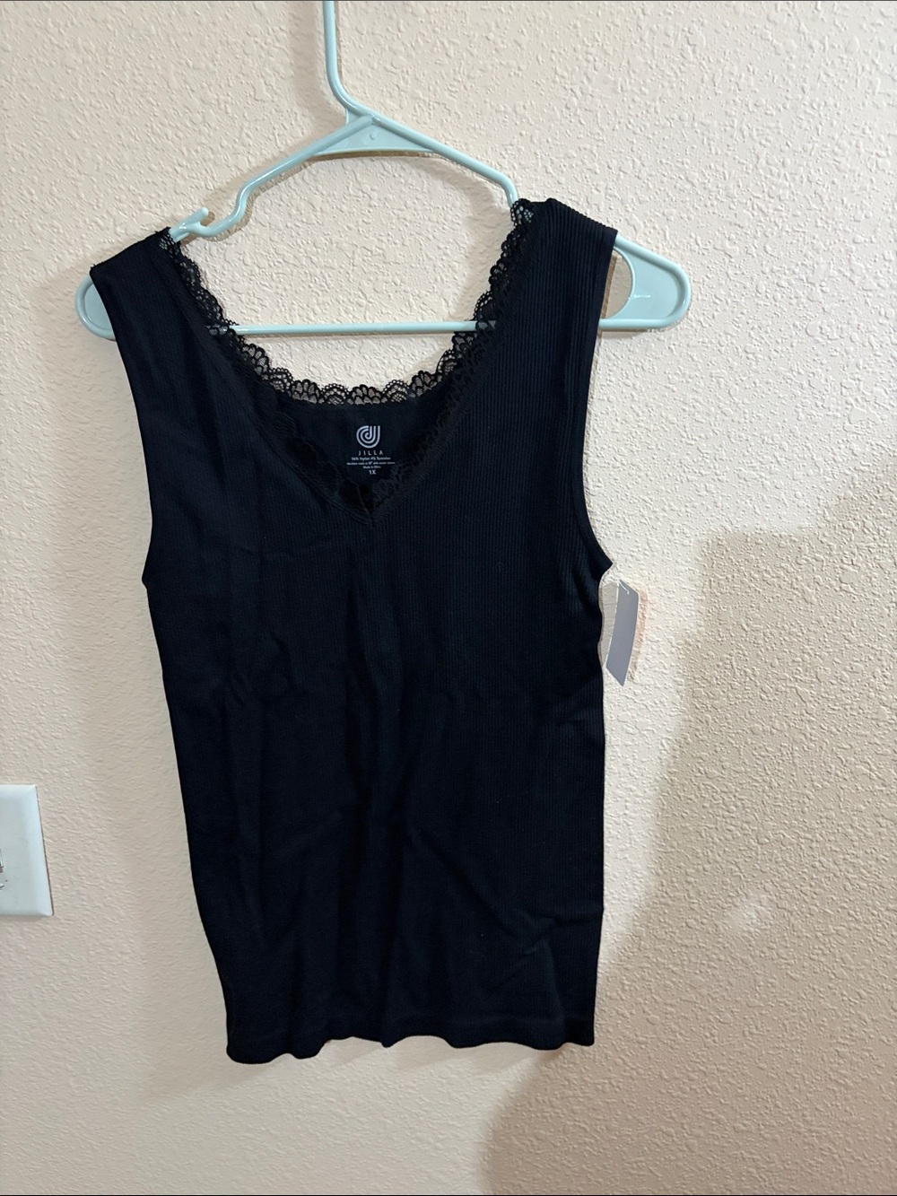NWT Jilla Black Lace-Trim Ribbed V-Neck Tank